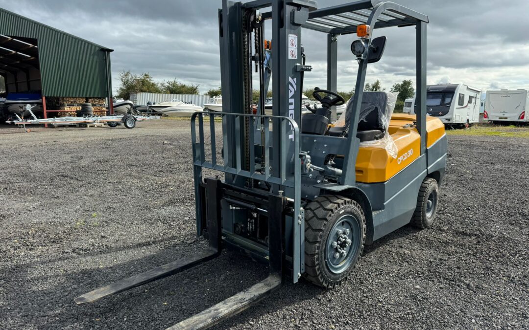 New 2024 YangFT 3 Ton Diesel Forklift, 2 stage Mast , Sideshift, 4 cylinder Diesel Engine, Very Simple truck with 1500 hr Parts warranty or 1 year