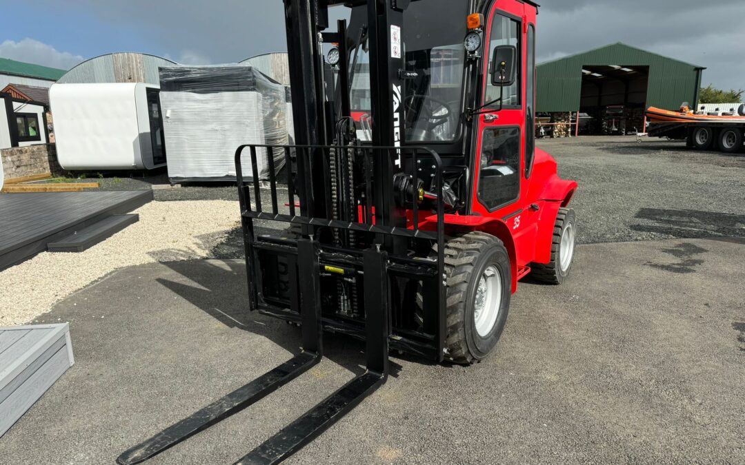 New 2024 YangFT 3.5 Ton Rough Terrain Forklift , 2 Stage Freelift mast , 3 metre lift height, side shift ,Full Cabin with Heater , 4 Cylinder ISUZU Diesel Engine, 1500 hrs Warranty or 1 Year.