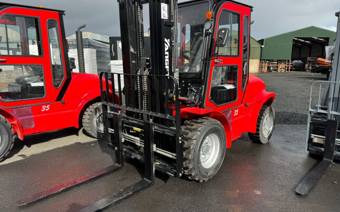 New 2024 YangFT 3.5 Ton Rough Terrain Forklift, 3 Stage free lift Mast , 4.6 meters lift Height, Side Shift, Hydraulic Fork Positioner. Full Cab with Heater , led Work lights, 4 Cylinder ISUZU Diesel Engine, 2 Speed Transmission. 2 Wheel Drive . 1500 Hrs Warranty or 1 year  – 2 speed hi and low transmission