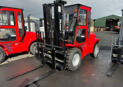 New 2024 YangFT 3.5 Ton Rough Terrain Forklift, 3 Stage free lift Mast , 4.6 meters lift Height, Side Shift, Hydraulic Fork Positioner. Full Cab with Heater , led Work lights, 4 Cylinder ISUZU Diesel Engine, 2 Speed Transmission. 2 Wheel Drive . 1500 Hrs Warranty or 1 year .